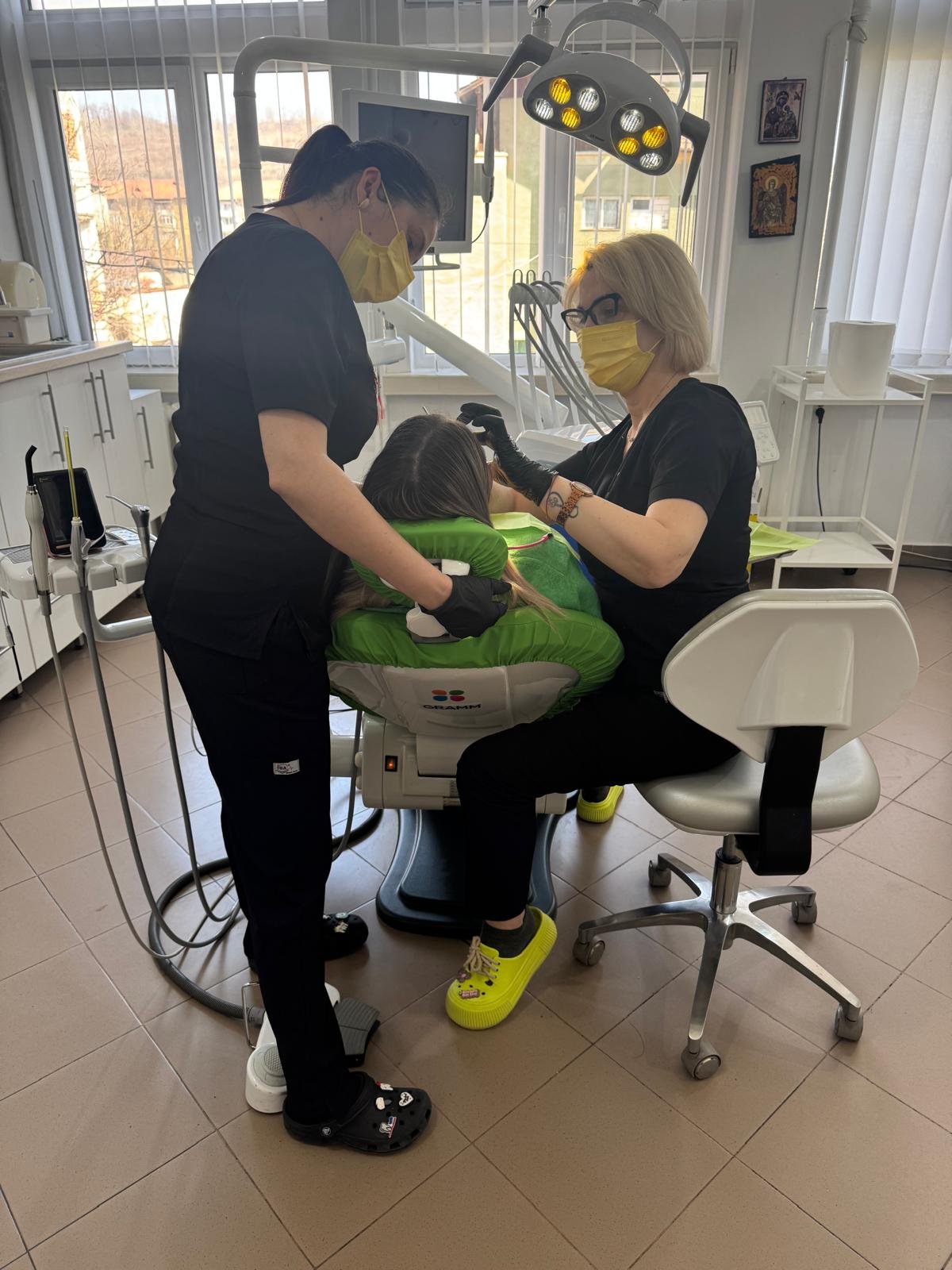 Zâmbește mai strălucitor cu îngrijire dentară expertă la ELADENT